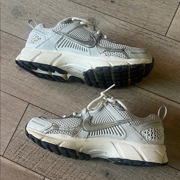 Nike Vomero Kids Metallic Silver Sneakers 4.5 **LIKE NEW** - Picture 5 of 6